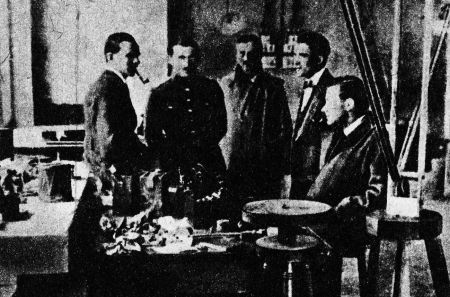 Ppor. Janusz Groszkowskl (fot. z 1920 r. - drugi od lewej) należał do zespołu pracującego nad skonstruowaniem aparatury telewizyjnej Ppor. Janusz Groszkowskl (fot. z 1920 r. - drugi od lewej) należał do zespołu pracującego nad skonstruowaniem aparatury telewizyjnej